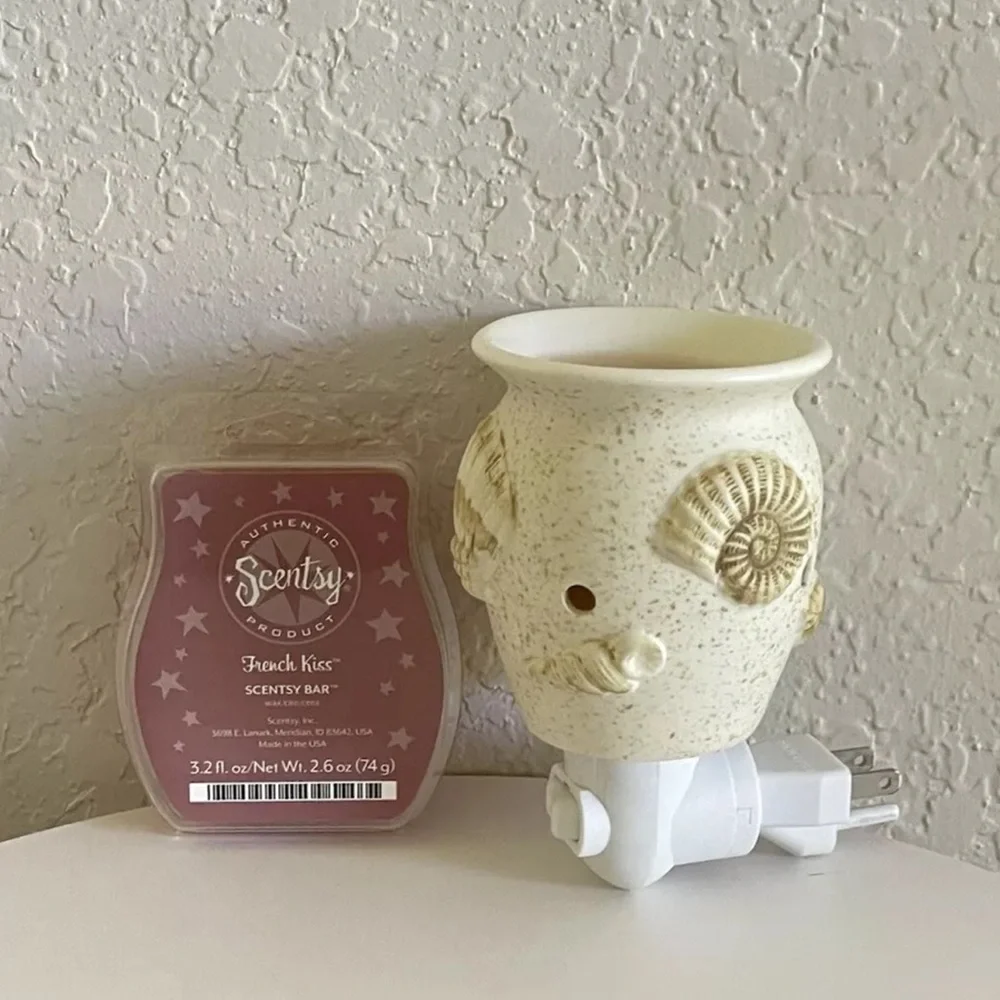 Scentsy Plug In Wax Warmer w/Night Light Seashell Design. - Picture 2 of 4